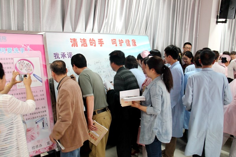 大家踊跃在承诺书上签字.JPG