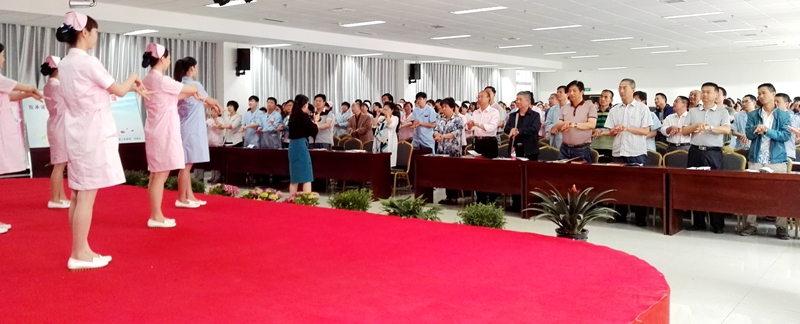 院领导及全体职工现场进行六步洗手法演示.jpg 院领导及全体职工现场进行六步洗手法演示.jpg